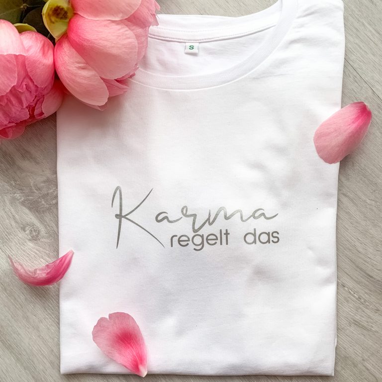 "Karma regelt das" T-Shirt