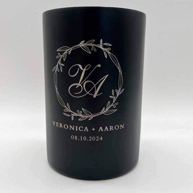 Weinkühler schwarz - personalisiert mit Name,Initialen und Datum im Blumenkranz