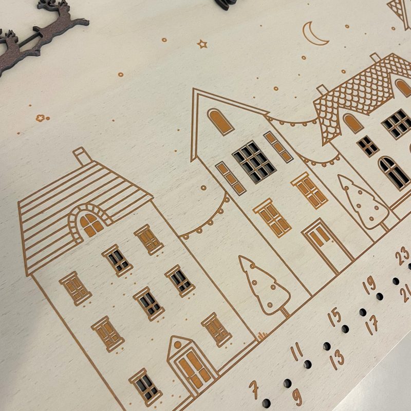 Personalisierter Adventskalender aus Holz mit Name und Licht – Bild 6
