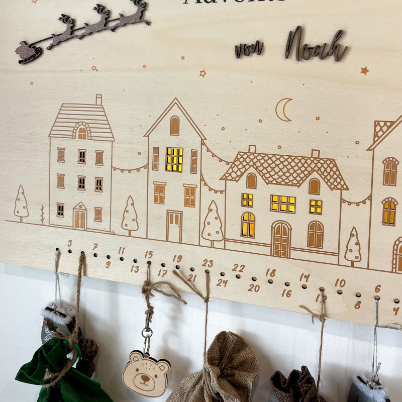 Personalisierter Adventskalender aus Holz mit Name und Licht – Bild 7