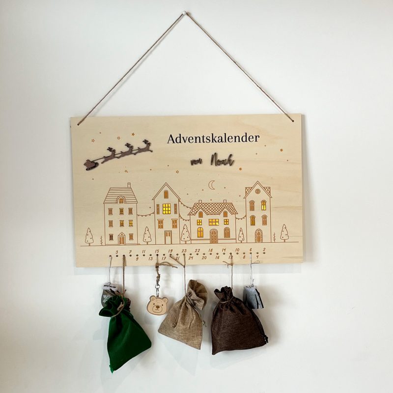 Personalisierter Adventskalender aus Holz mit Name und Licht – Bild 5