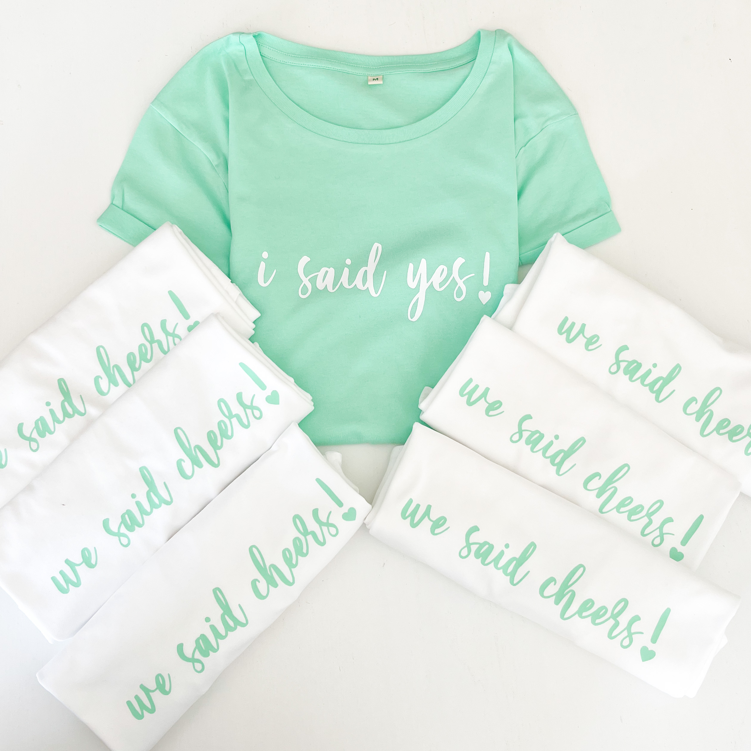 T-Shirt in weiß mit dem Wortlaut we said cheers in mint. Das T-Shirt Mint ist mit dem Aufdruck I said yes in weiß.