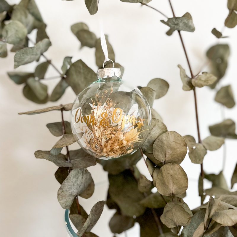 Personalisierte Weihnachtskugel mit Trockenblumen