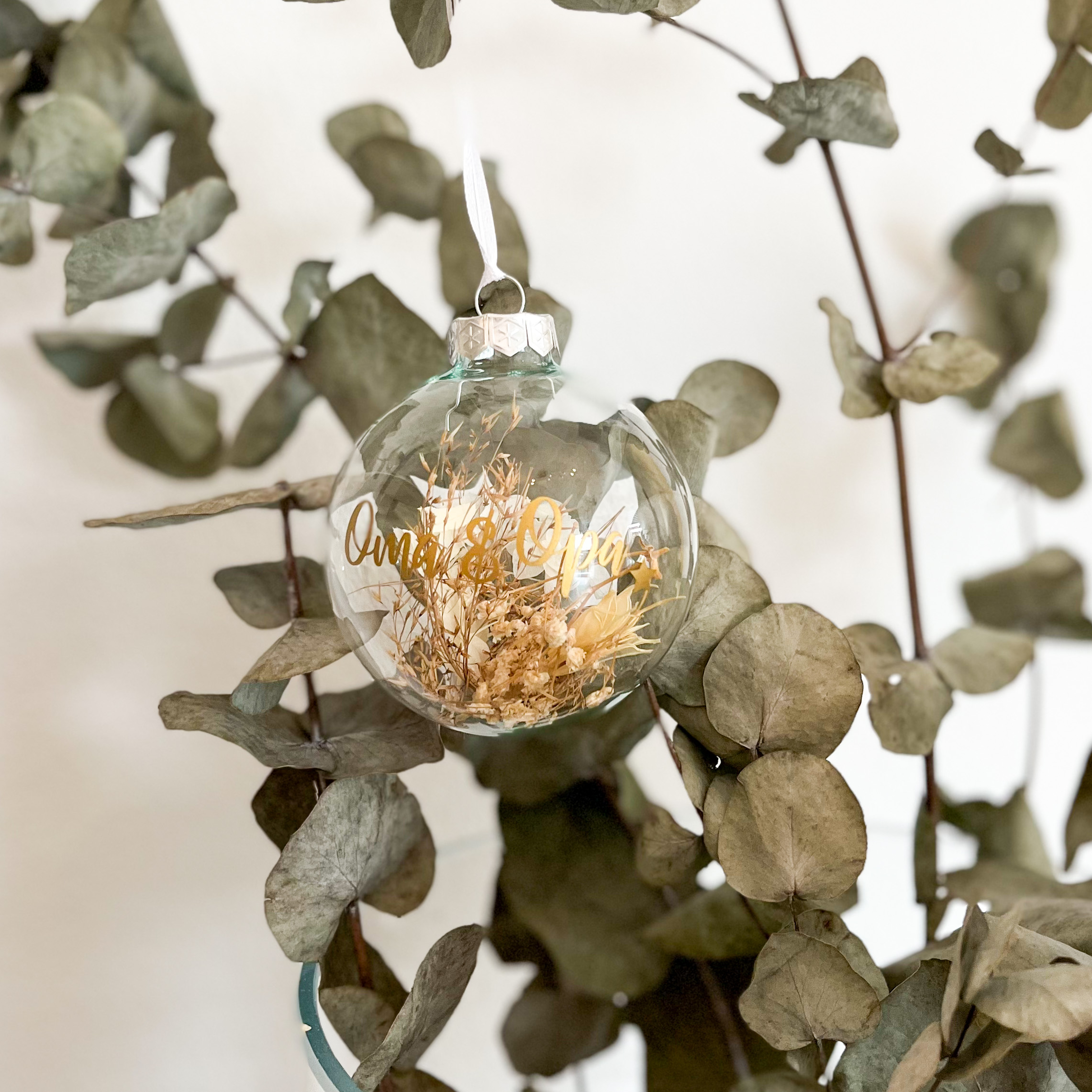 Personalisierte Weihnachtskugel mit Trockenblumen