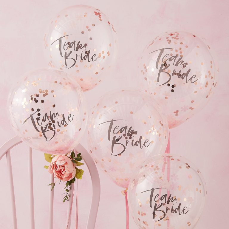 5 Luftballons mit dem Schriftzug Team Bride in grau. Der Luftballon ist durchsichtig und mit Confetti gefüllt.