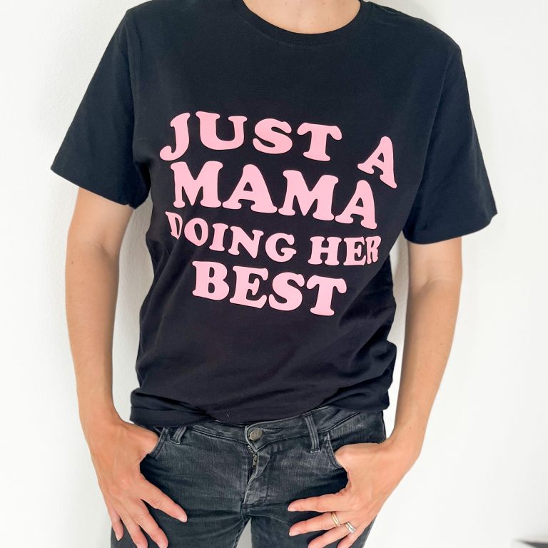 Shirt Just a mama doing her best. T-Shirt in schwarz und Aufdruck in rosa.