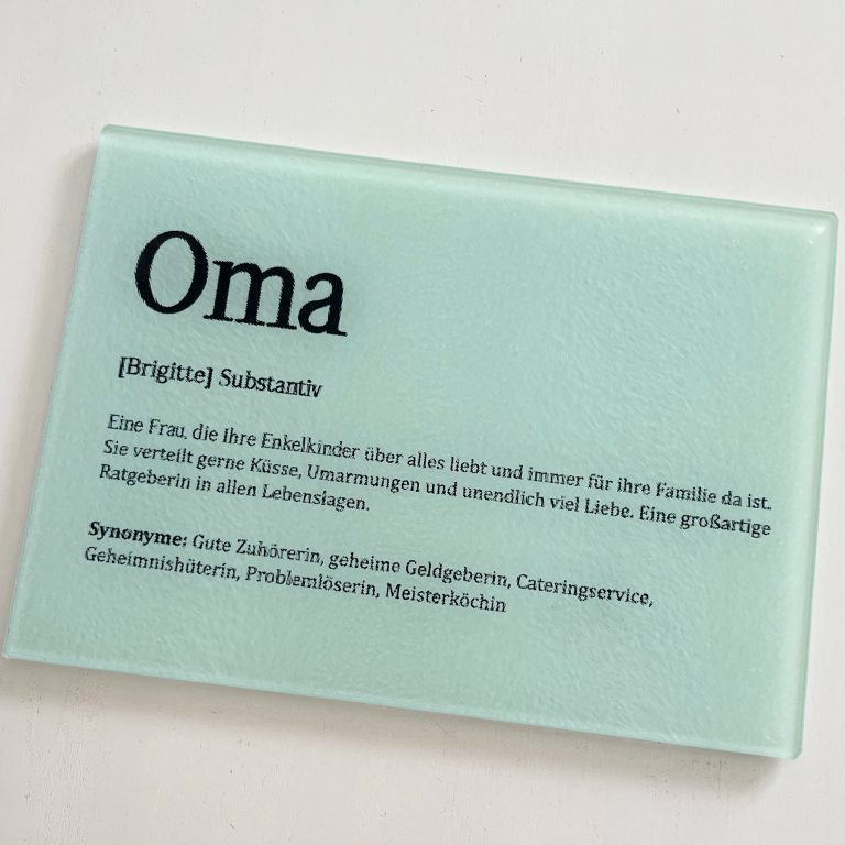 Personalisierte Glasbrett mit dem Schriftzug Oma und einem personalisiertem Text zur Oma.