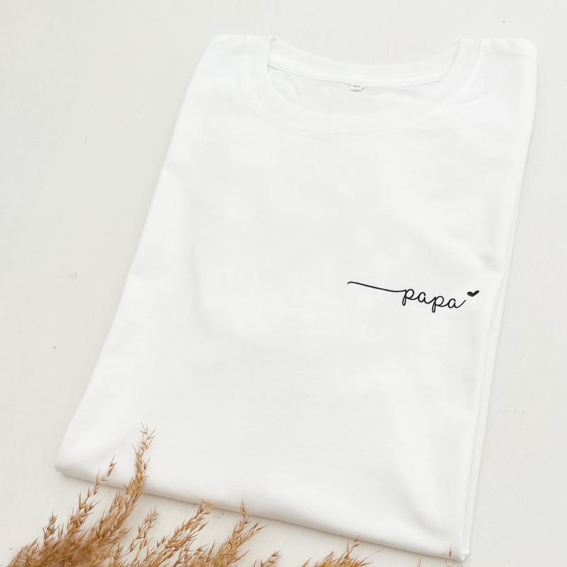 Shirt in weiß aus Bio Baumwolle mit schwarzem Aufdruck Papa und einem Herz.