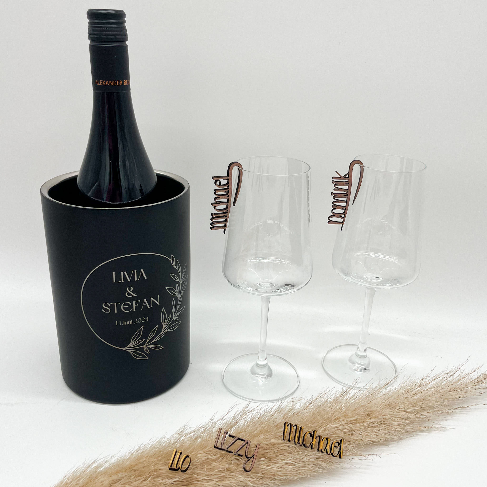 Weinkühler mit Gravur für das Brautpaar und Namensschilder aus Holz am Weinglas für die Gäste. Außergewöhnliche Hochzeitsgeschenke!