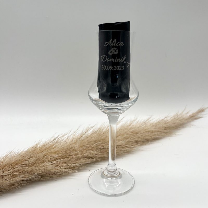 Graviertes Schnapsglas - Hochzeitsgeschenk personalisiert