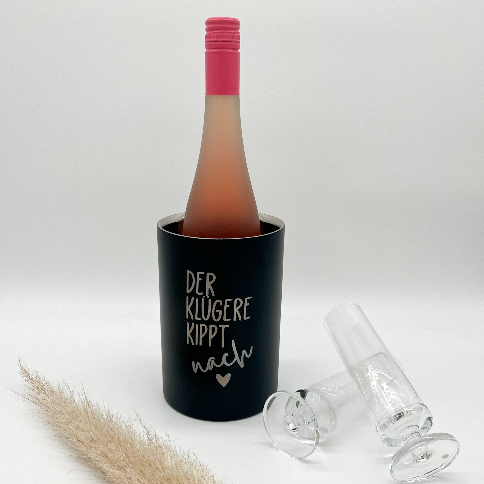 Schwarzer Weinkühler mit dem Spruch: Der Klügere kippt nach