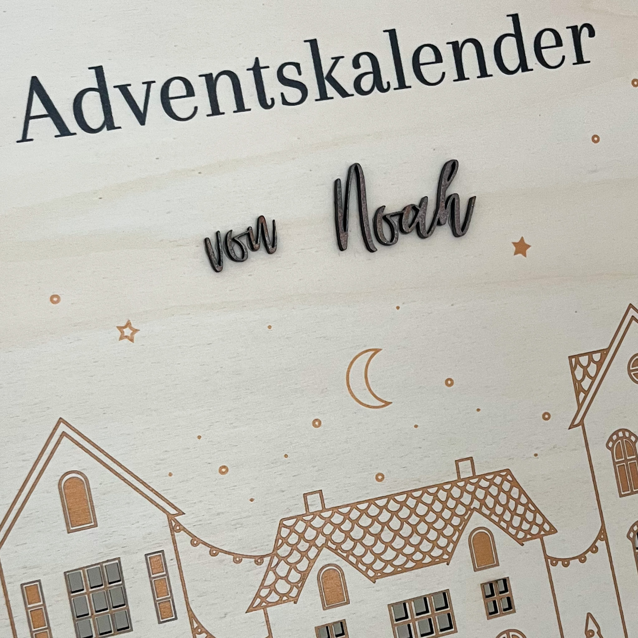 Personalisierter Adventskalender aus Holz mit Name und Licht – Bild 4