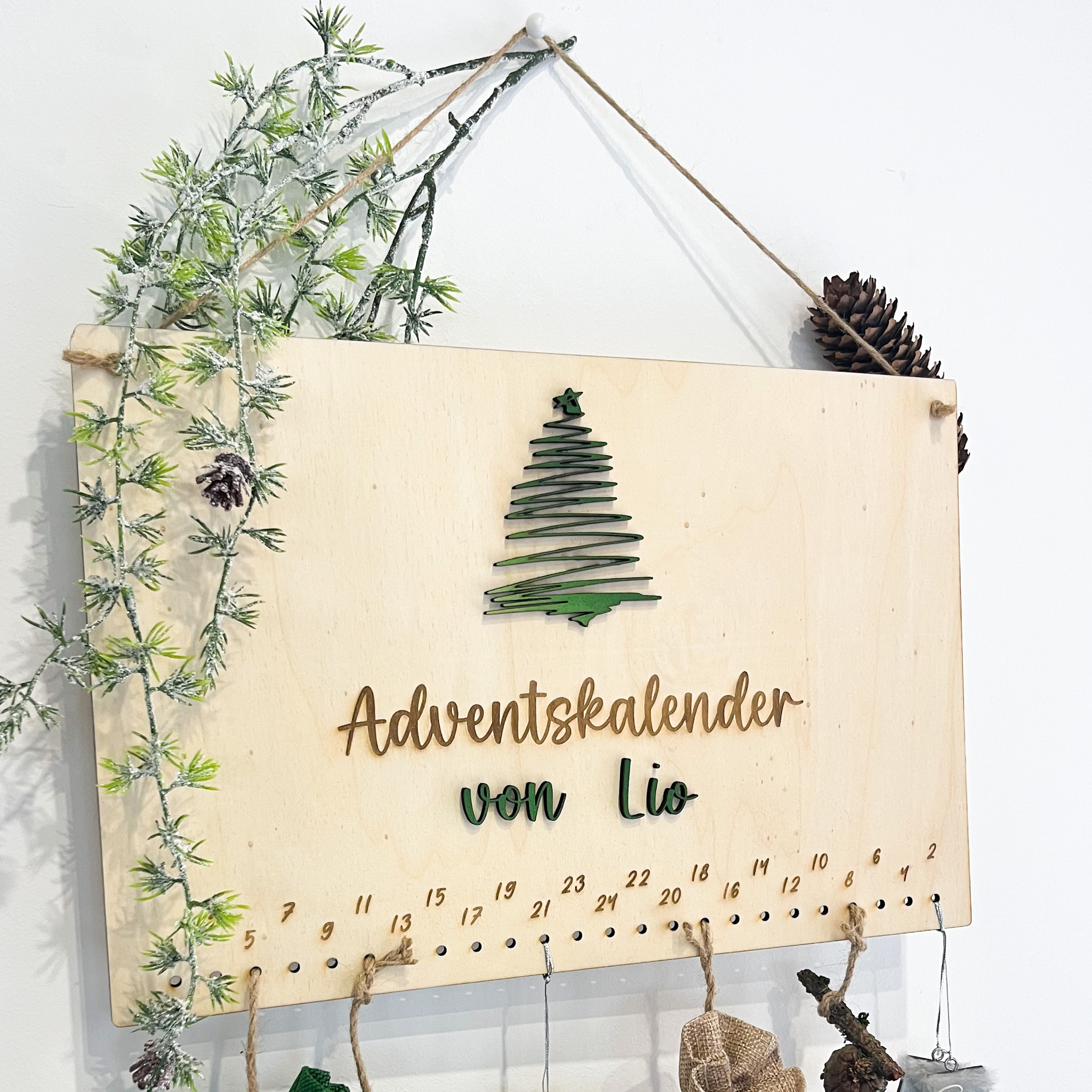 Personalisierter Adventskalender aus Holz mit Name – Bild 3