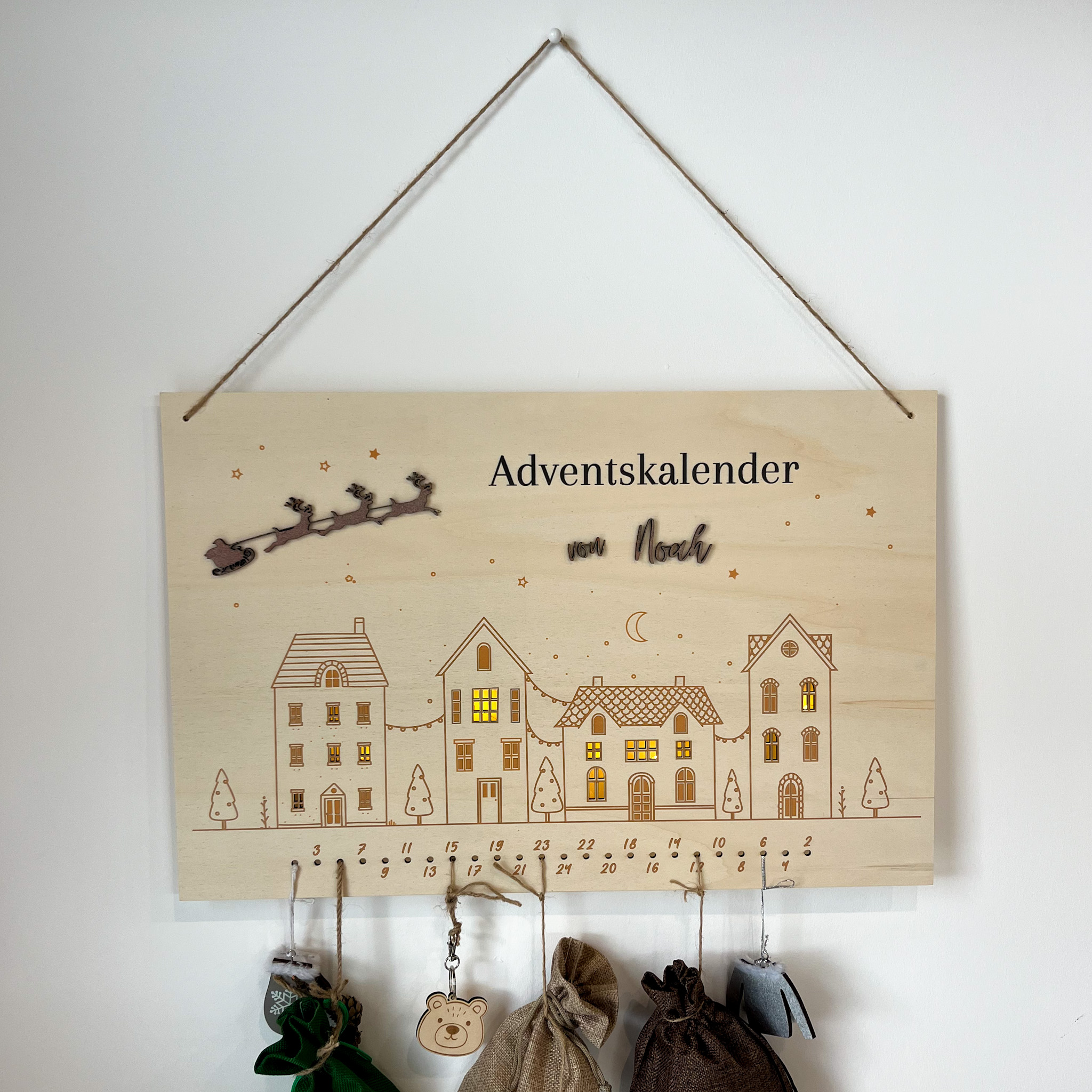 Personalisierter Adventskalender aus Holz mit Name und Licht